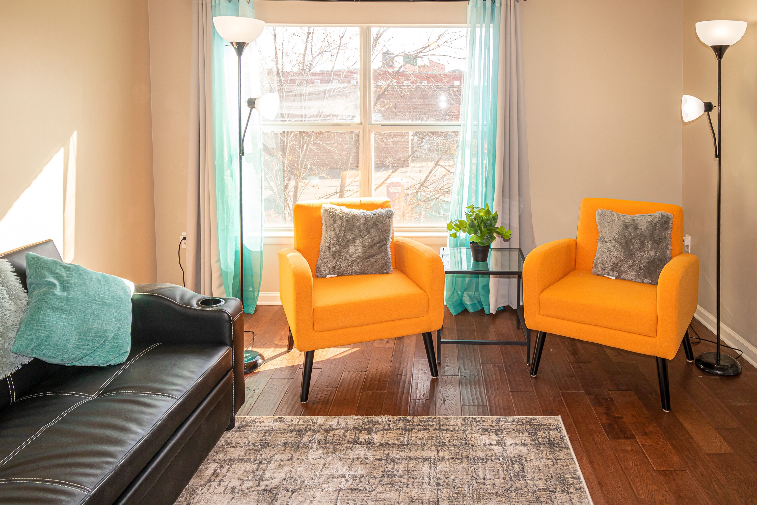 Convenient, Vibrant Downtown Condo full of amenities near Beale St.