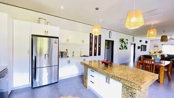 Kylskåp, mikrovågsugn, ugn och spishäll