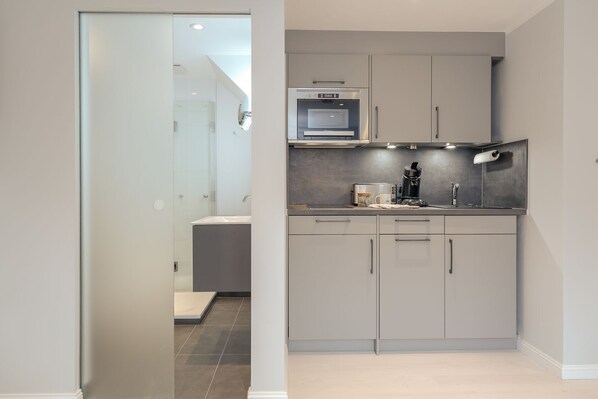 Fridge, microwave, stovetop, dishwasher