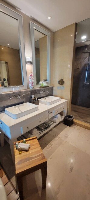 Regadera y tina de hidromasaje 