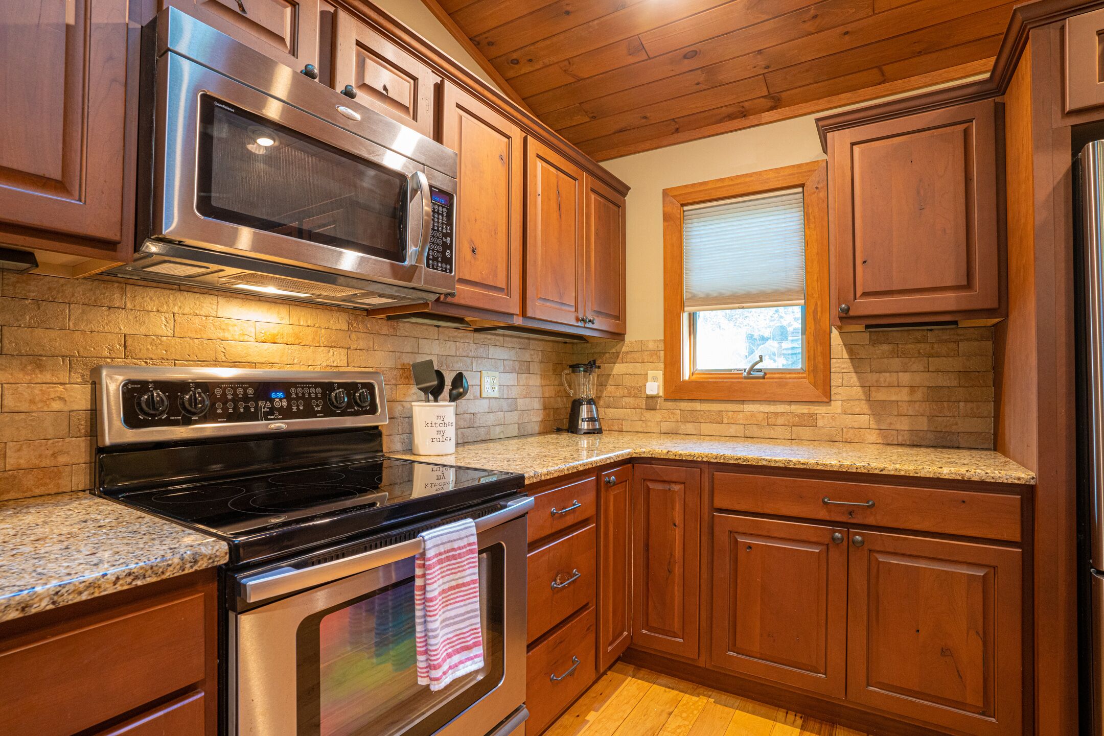 The Elk Chalet: King Bed Suite, Hot Tub w/ S'mores Bar & Putt-Putt!⛳️