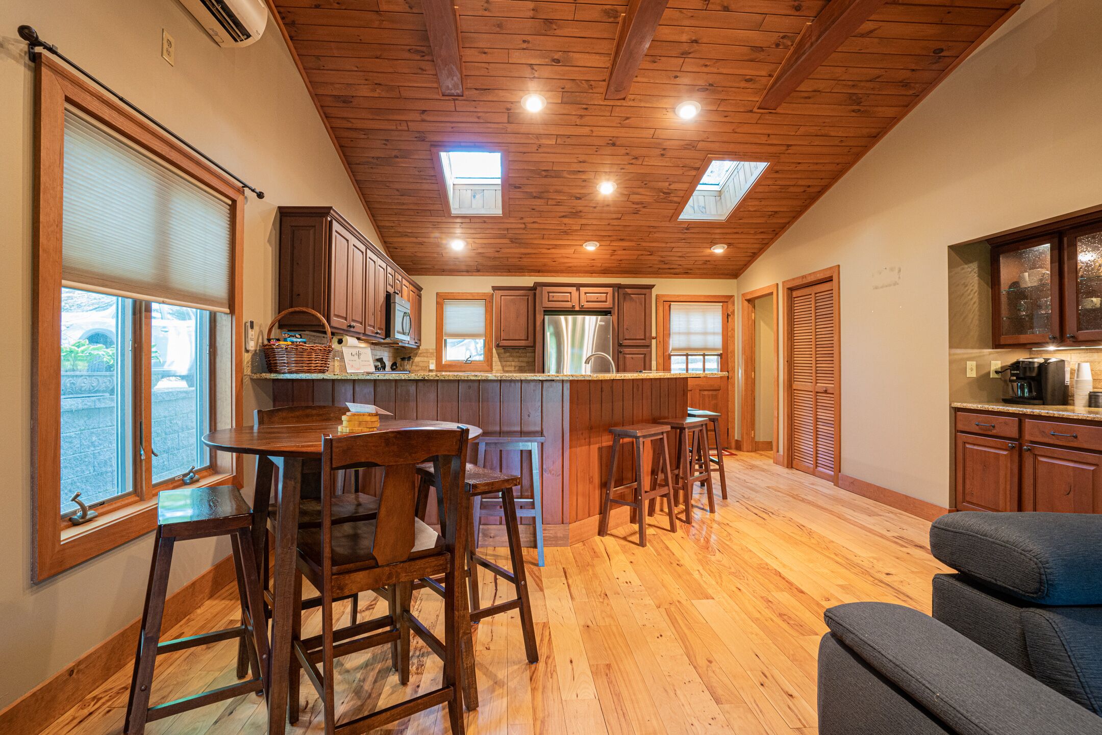 The Elk Chalet: King Bed Suite, Hot Tub w/ S'mores Bar & Putt-Putt!⛳️