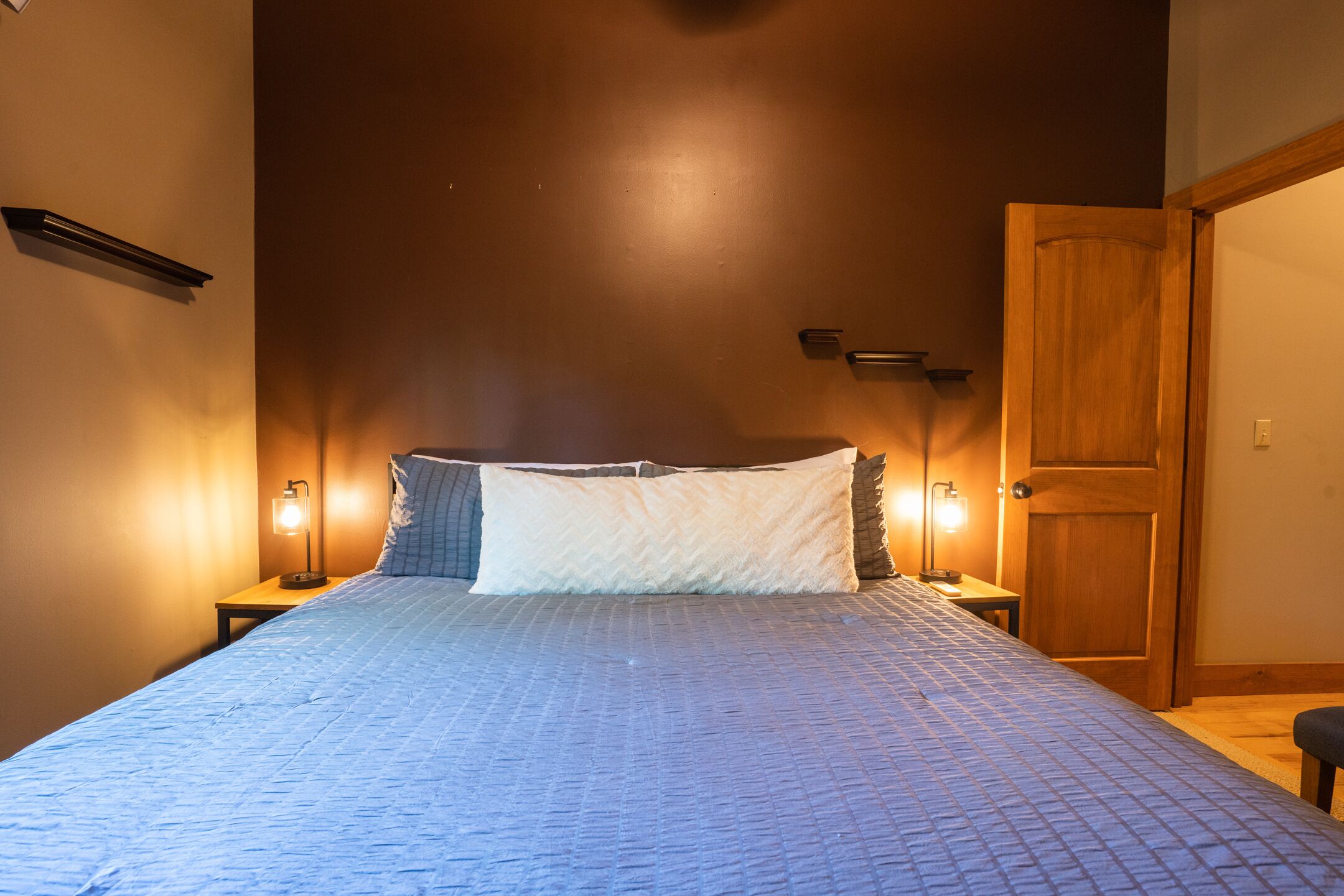 The Elk Chalet: King Bed Suite, Hot Tub w/ S'mores Bar & Putt-Putt!⛳️