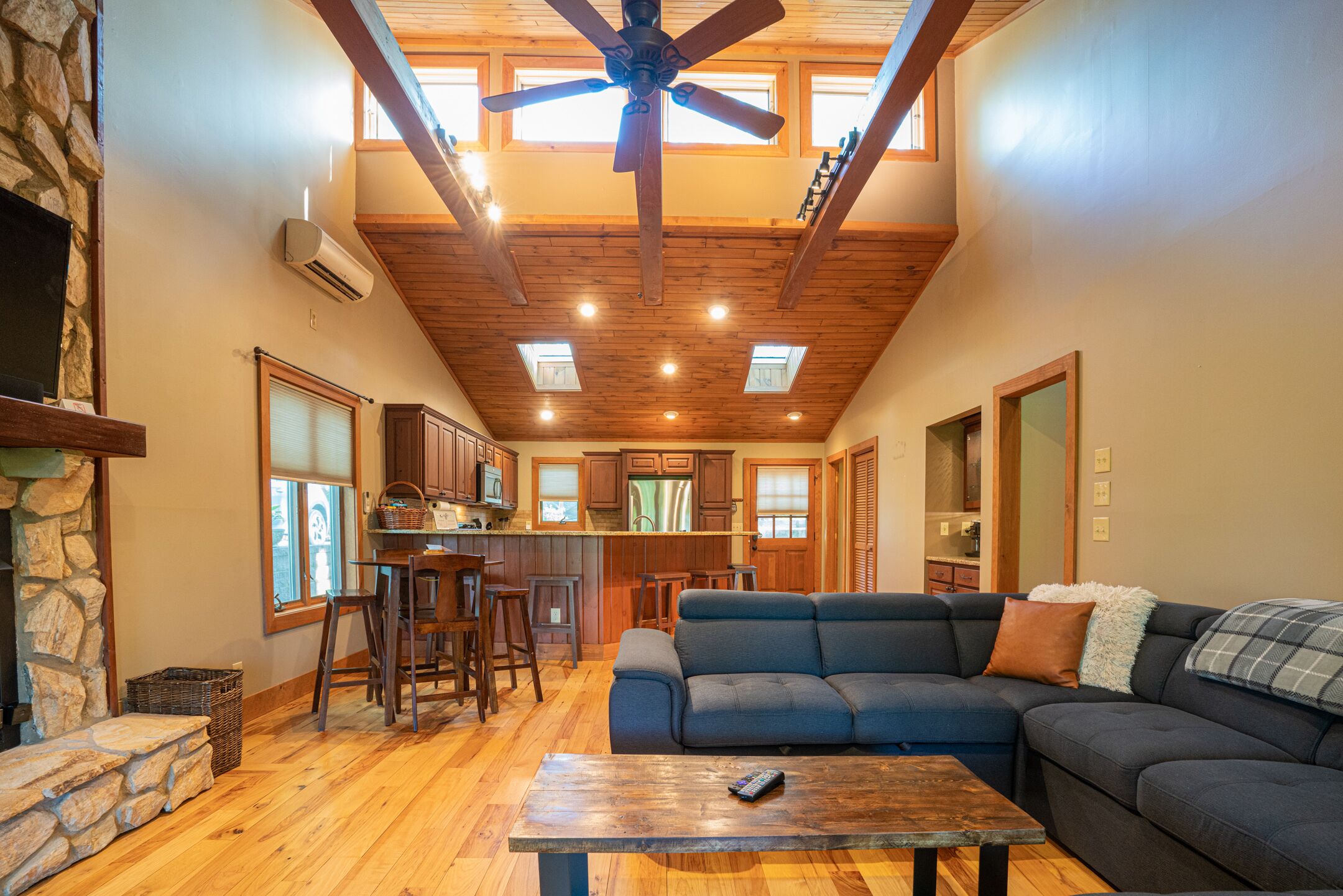 The Elk Chalet: King Bed Suite, Hot Tub w/ S'mores Bar & Putt-Putt!⛳️