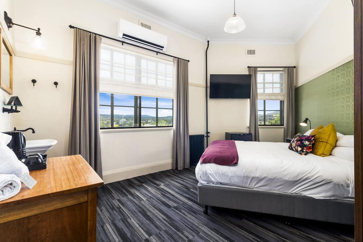 standard double room, 1 queen bed, shared bathroom | 1 bedroom, desk, free wifi, bed sheets