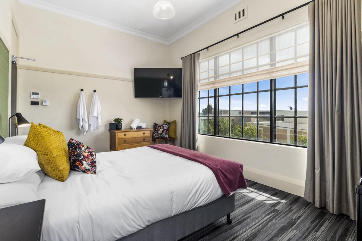 Chambre Double Standard, 1 grand lit, salle de bains commune | Bureau, Wi-Fi gratuit, draps fournis