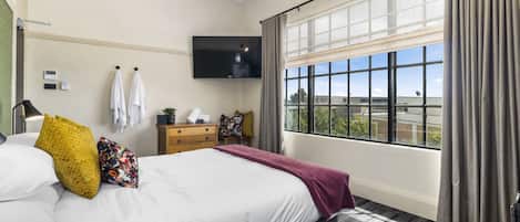 Habitación doble estándar, 1 cama Queen size, baño compartido | Escritorio, wifi gratis y ropa de cama
