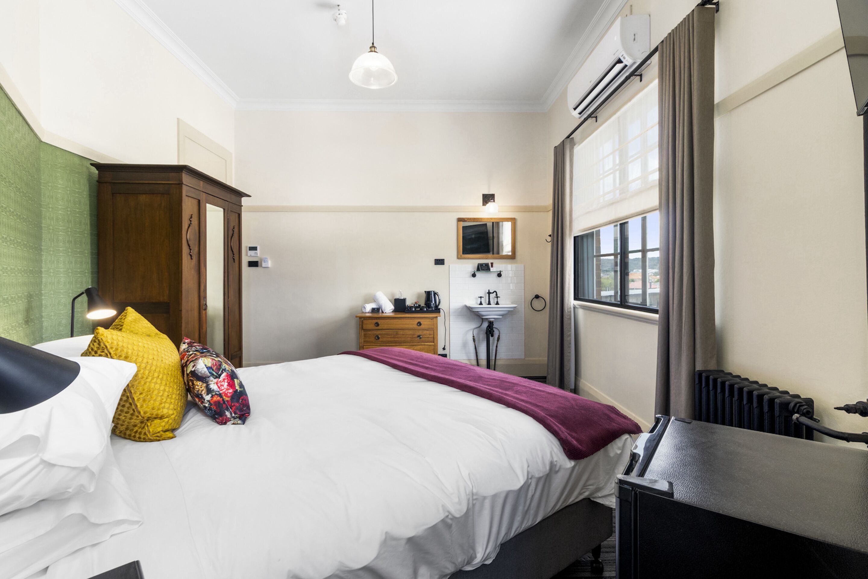 standard double room, 1 queen bed, shared bathroom | 1 bedroom, desk, free wifi, bed sheets
