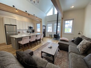 Smart TV, fireplace, stereo - The White House- Suite B Upstairs (Silverton)