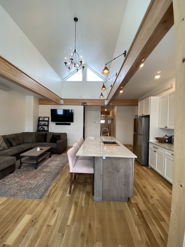 Interior - The White House- Suite B Upstairs (Silverton)