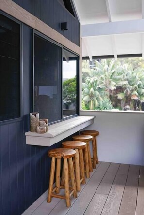 Outdoor dining - BESPOKE VILLA WITH A DOPE BEACH VIBE (boomerang beach)