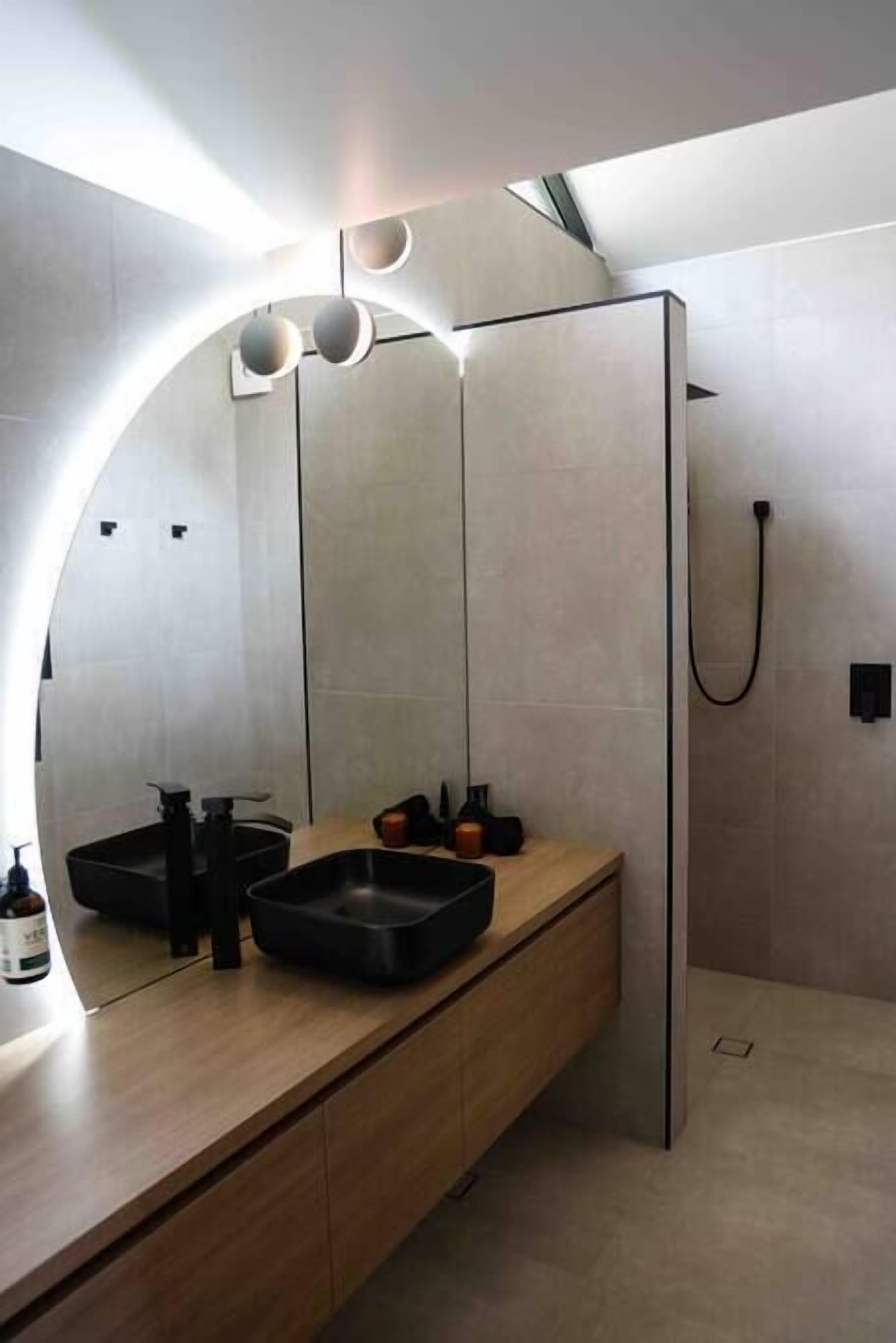 Bathtub, hair dryer, towels