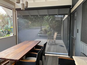 Outdoor dining - BESPOKE VILLA WITH A DOPE BEACH VIBE (boomerang beach)
