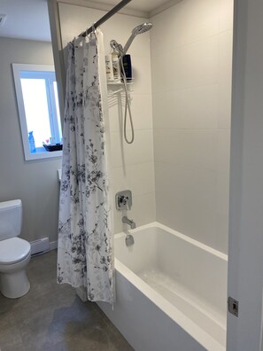 Baignoire, sĂšche-cheveux, serviettes fournies, savon