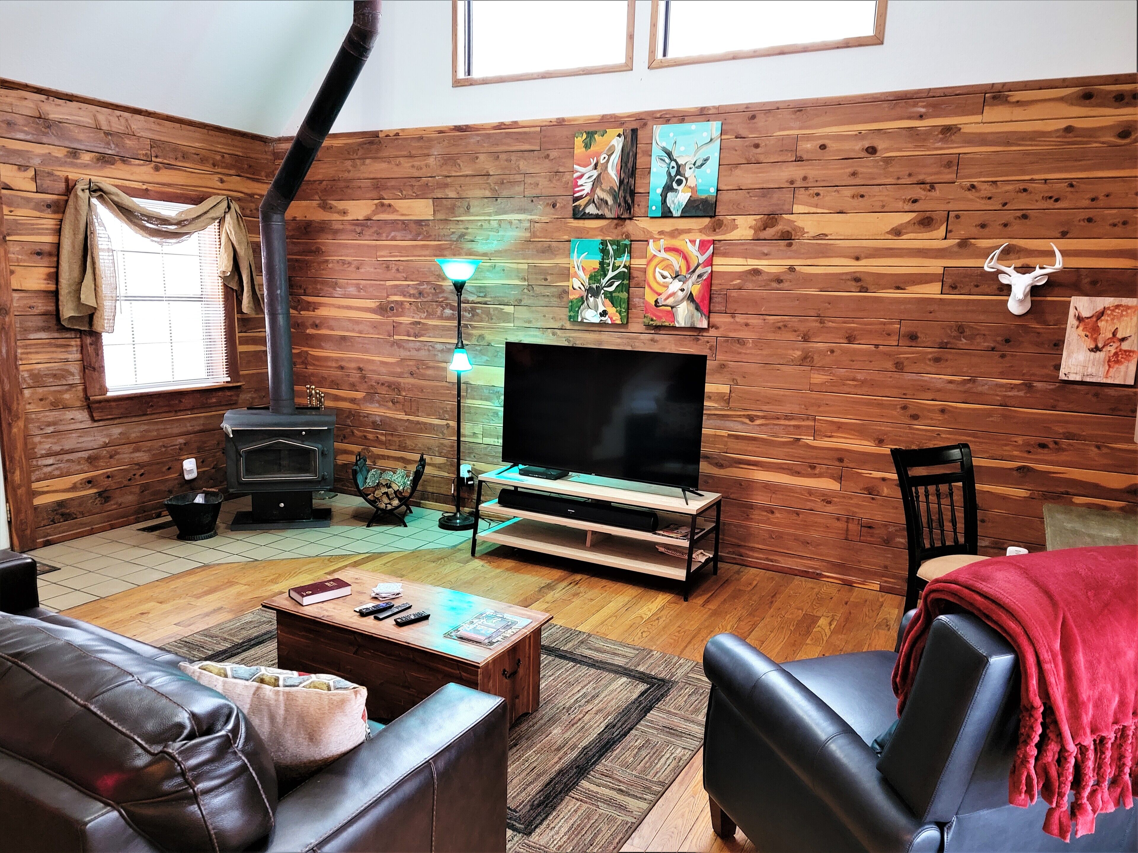 Couples/Family Secluded Getaway Near Hot Springs-Jacuzzi Overlooking Mountains!