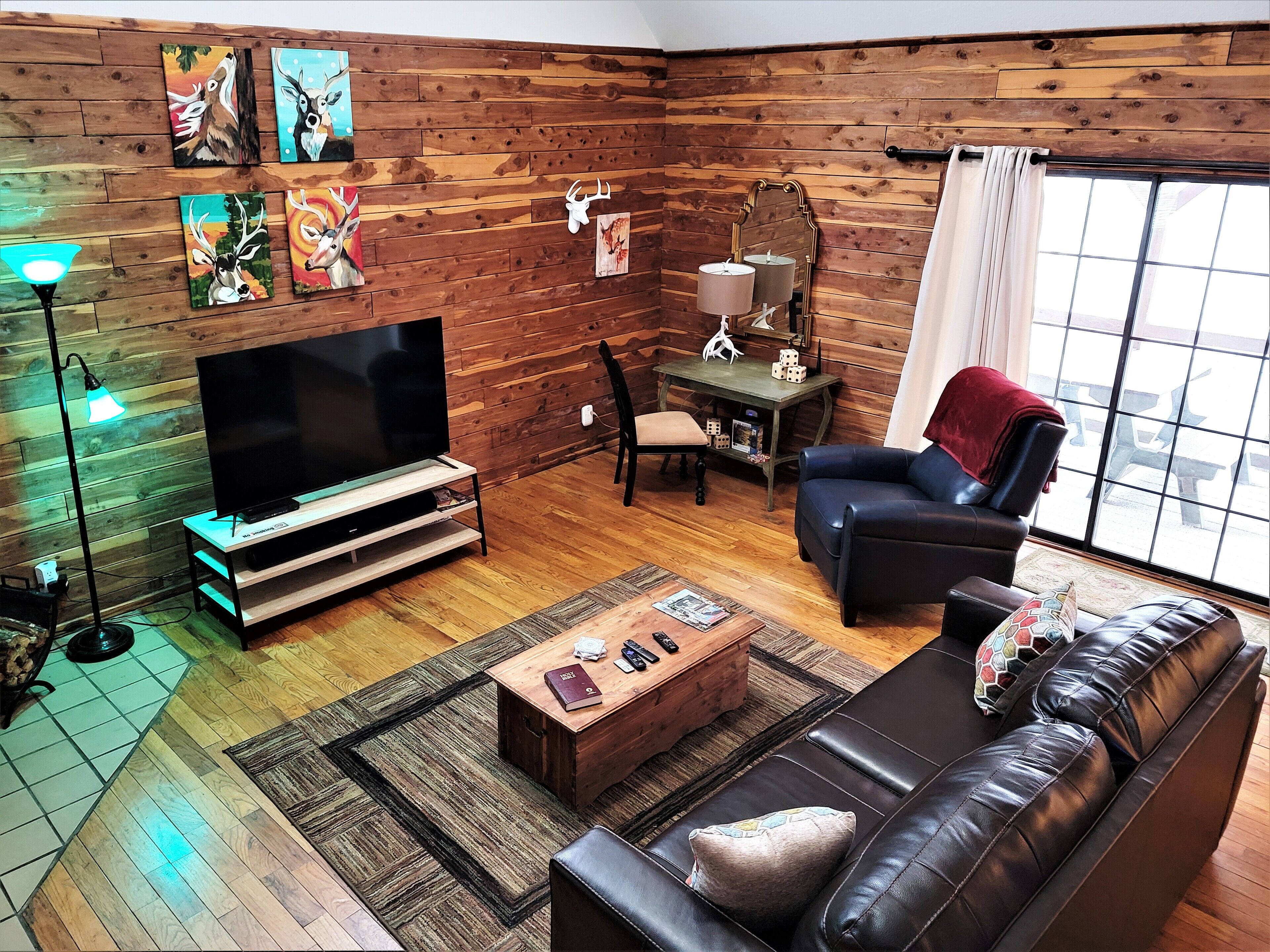 Couples/Family Secluded Getaway Near Hot Springs-Jacuzzi Overlooking Mountains!