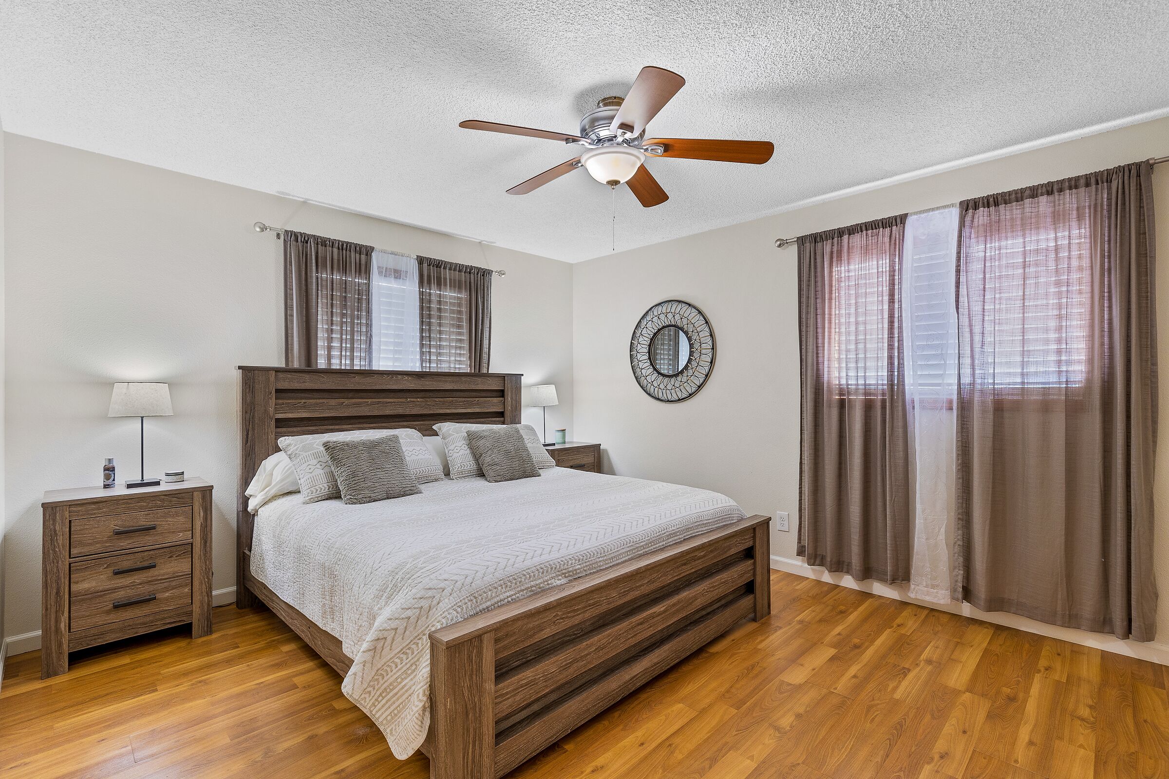 Cozy 5 bd home w/hot tub and private backyard for the dogs!