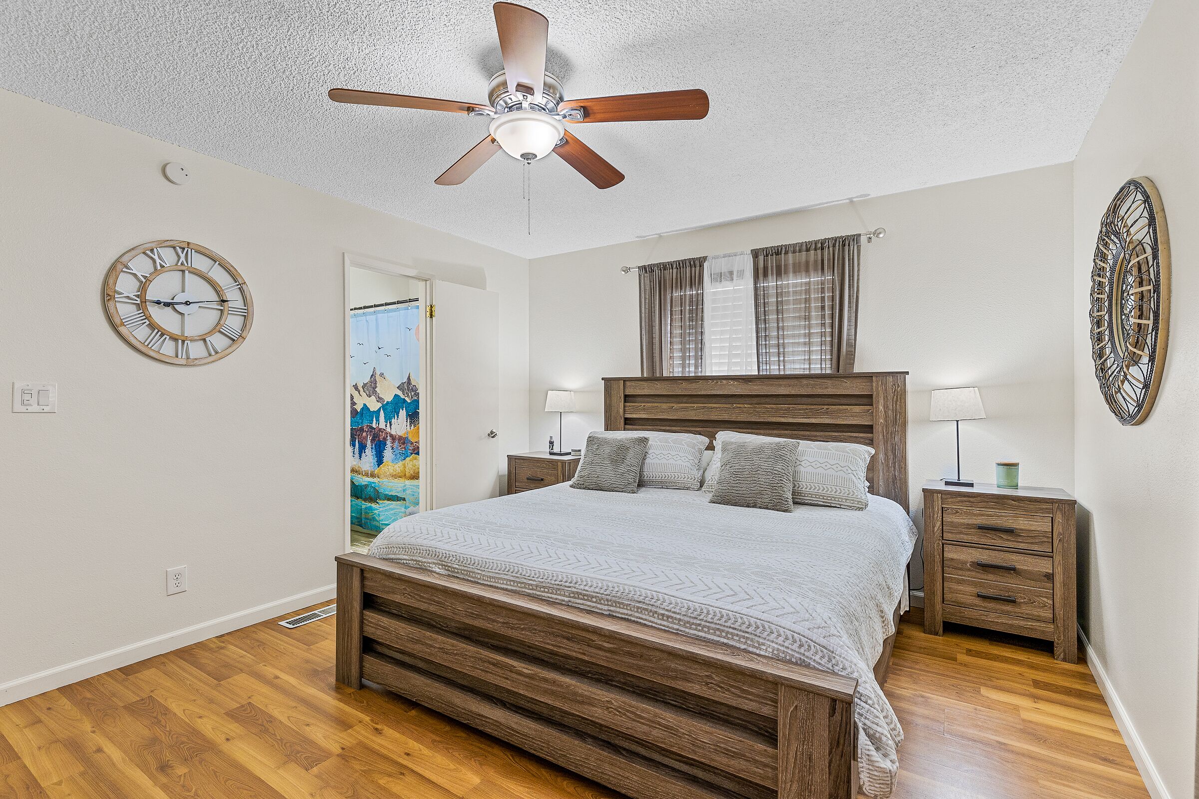 Cozy 5 bd home w/hot tub and private backyard for the dogs!