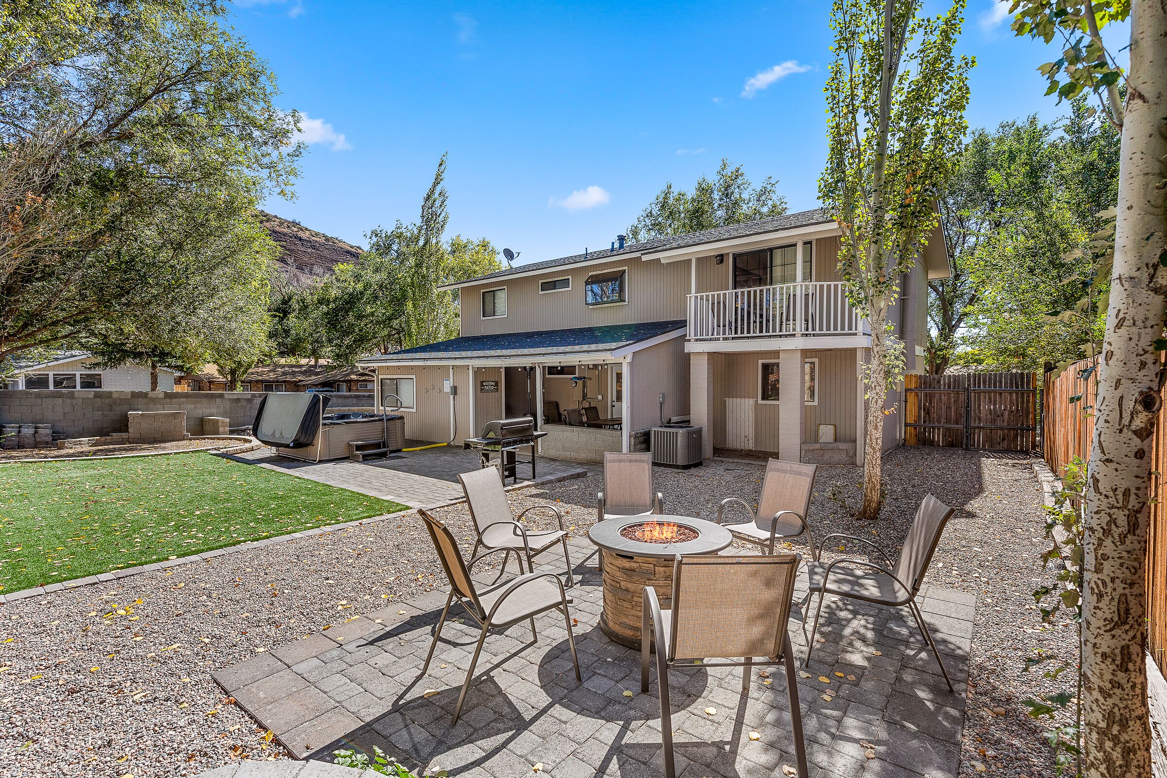 Cozy 5 bd home w/hot tub and private backyard for the dogs!