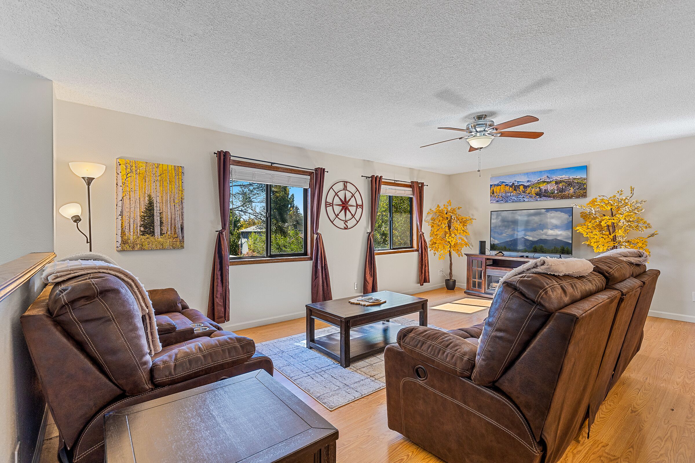 Cozy 5 bd home w/hot tub and private backyard for the dogs!