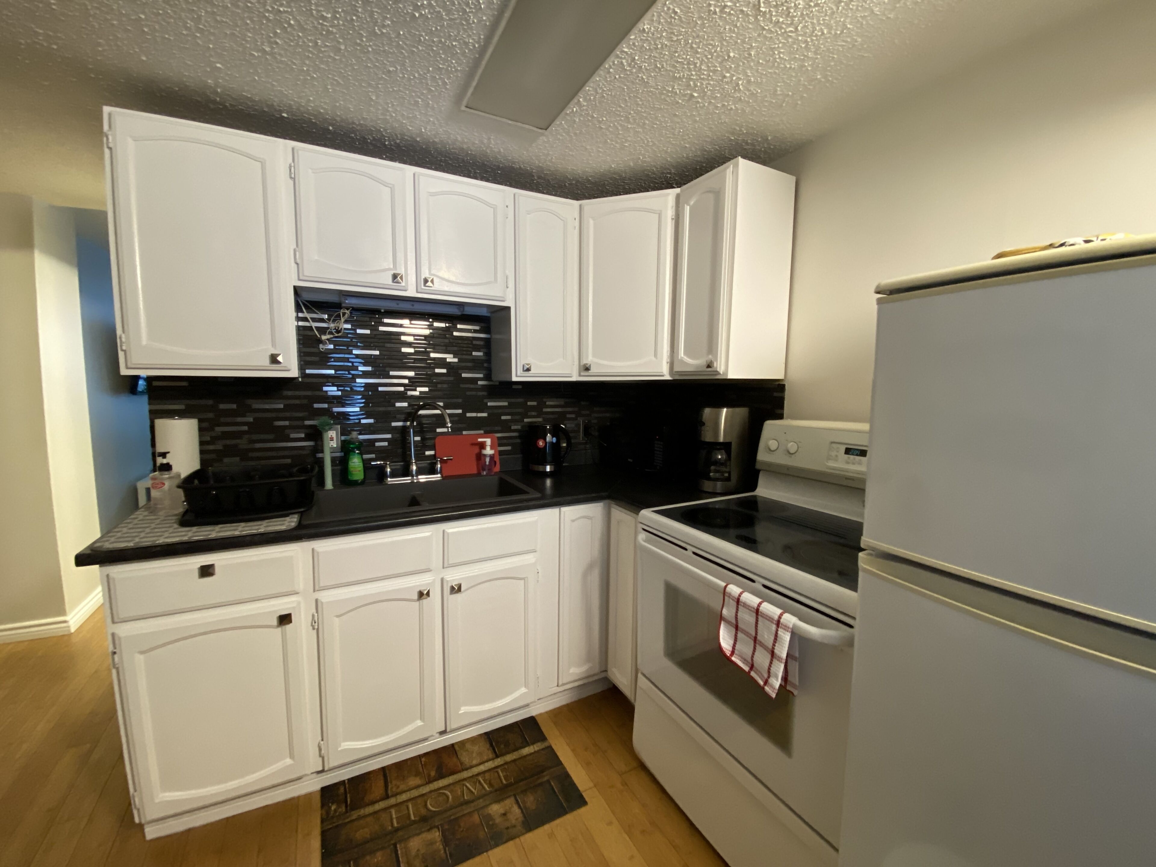 Coffee/tea maker, fridge, microwave, oven