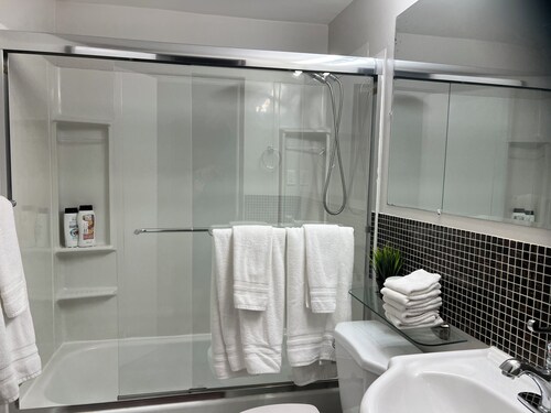 2 Bedroom south end house with free parking and wifi