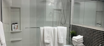 2 Bedroom south end house with free parking and wifi