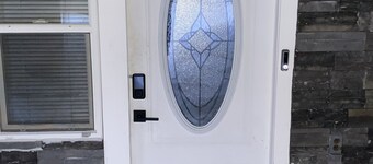 2 Bedroom south end house with free parking and wifi