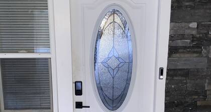 2 Bedroom south end house with free parking and wifi