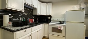 2 Bedroom south end house with free parking and wifi