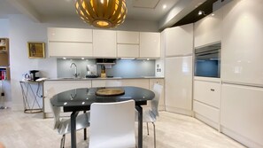 Casa | Cocina privada | Refrigerador, microondas, horno y parrilla de estufa 