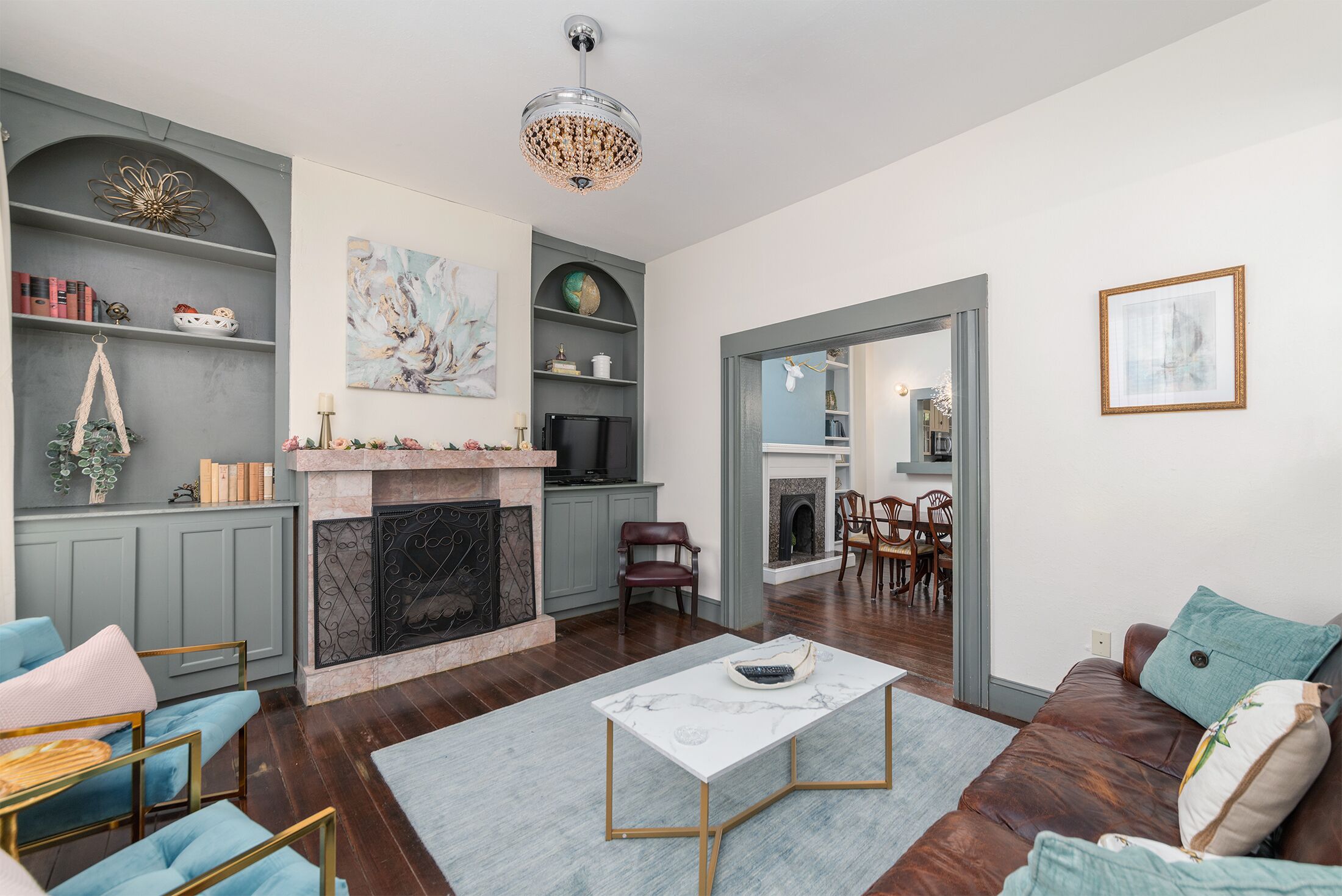 TV connectée, cheminée, jeux vidéo, livres