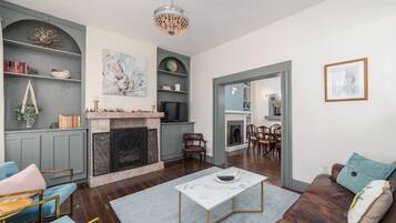 TV connectée, cheminée, jeux vidéo, livres