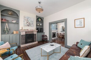 Älytelevisio, takka, videopelejä, kirjoja