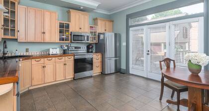 ★Private terrace & parking ★ at this Historic 1800's Townhome in ❤︎ of City