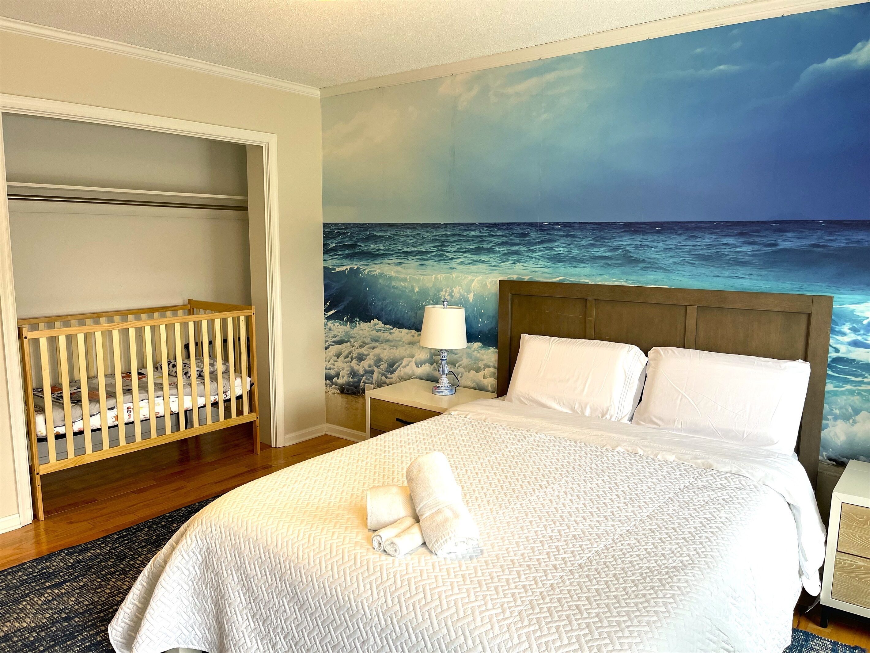 4 間睡房、書桌、熨斗/熨衫板、可攜式嬰兒床