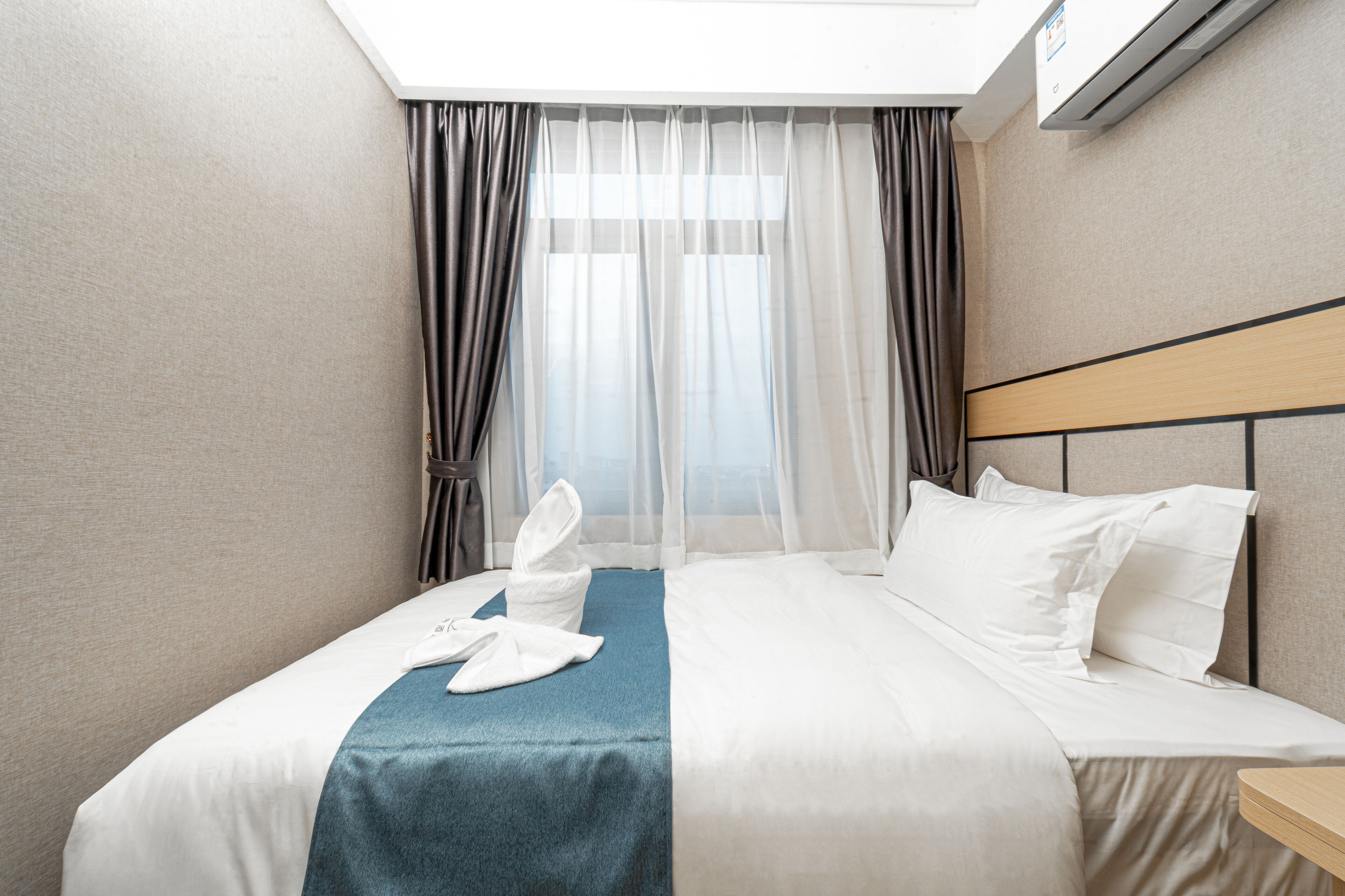 family room, 2 bedrooms | minibar, free wifi, bed sheets