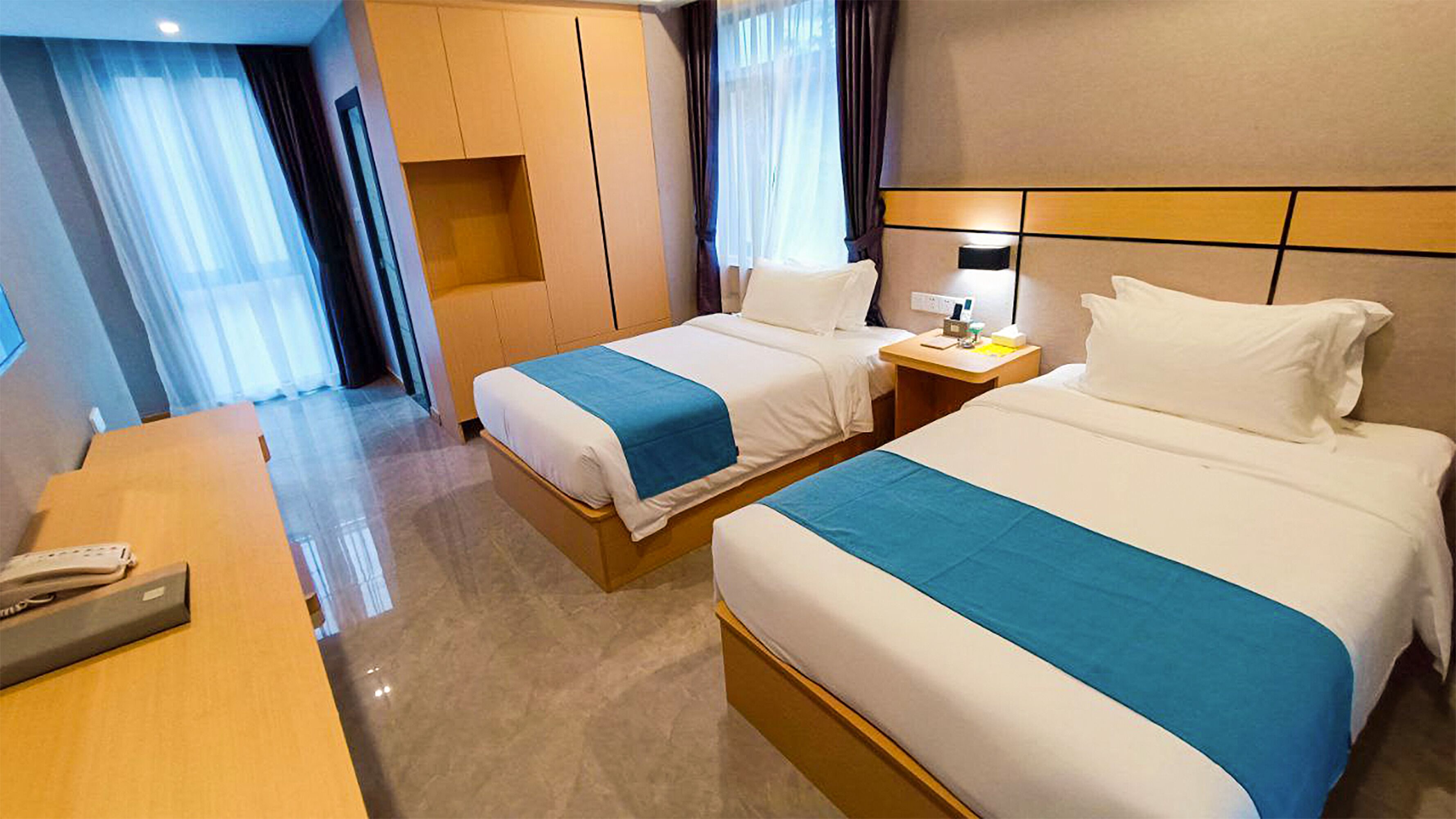 deluxe twin room | minibar, free wifi, bed sheets