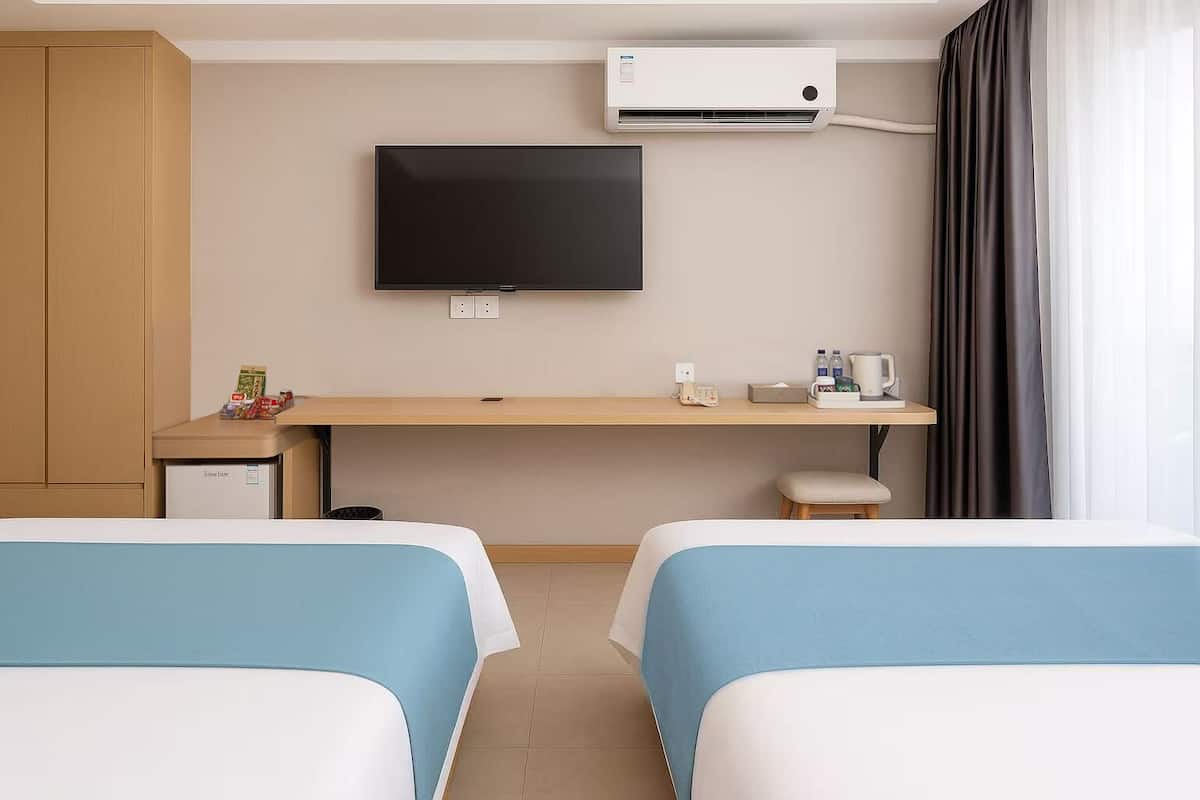 Standard Twin Room | Minibar, WiFi (free), bed sheets