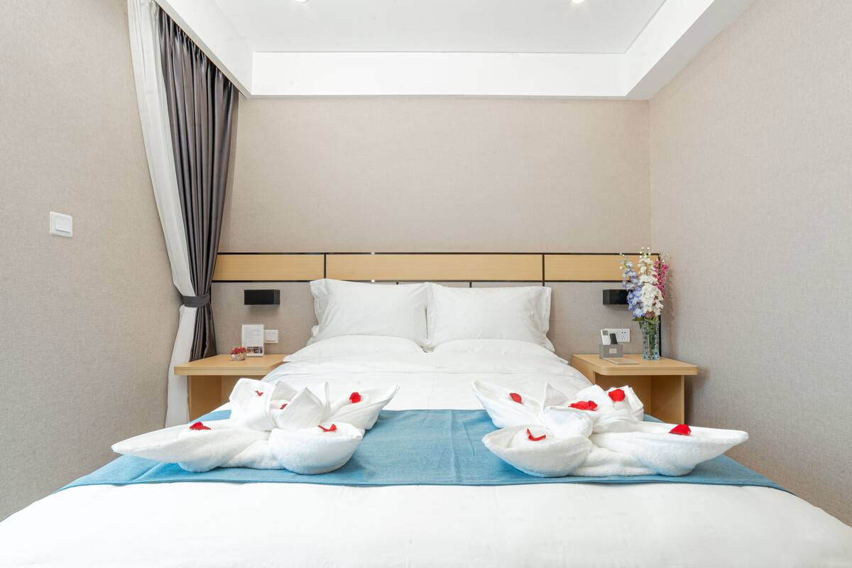 Habitación doble estándar, balcón, vista a la ciudad | Minibar, wifi gratis y ropa de cama