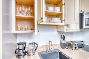 Fridge, microwave, oven, dishwasher - Elegant Back Bay Studio, steps from Newbury & T, by Blueground (Boston)