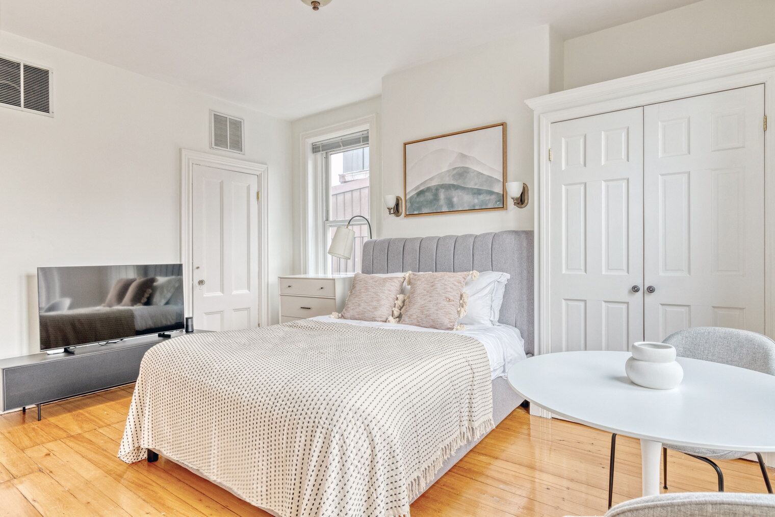 Iron/ironing board, WiFi, bed sheets