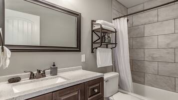 Duschwanne, Haartrockner, Handtücher, Seife