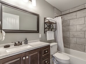 Duschwanne, Haartrockner, Handtücher, Seife