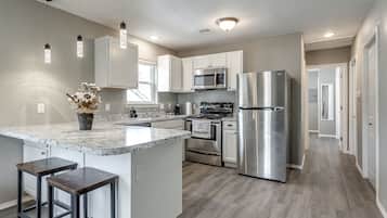 Réfrigérateur, micro-ondes, four, plaque de cuisson