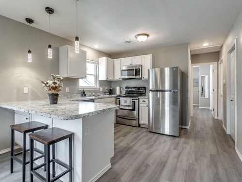 Beautiful Downtown modern 1 BR. 1 BA Washer+ Dryer