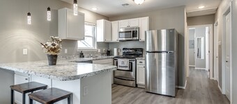 Beautiful Downtown modern 1 BR. 1 BA Washer+ Dryer