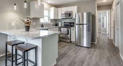 Beautiful Downtown modern 1 BR. 1 BA Washer+ Dryer