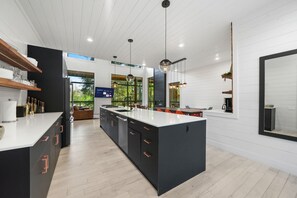 Fridge, microwave, stovetop, dishwasher
