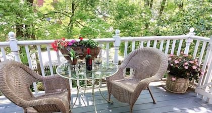 Romance, Charm & Privacy for the Perfect Getaway Cottage